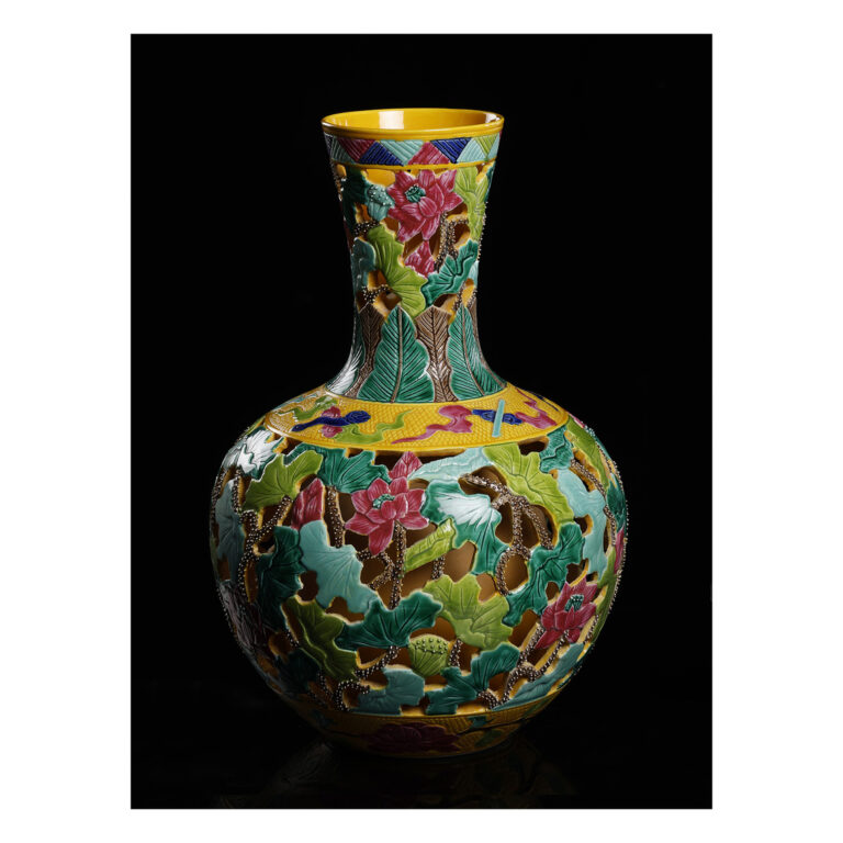 古陶瓷 鏤空剔花 雙層天球瓶 黃地五彩 荷塘清趣 款大清乾隆年製