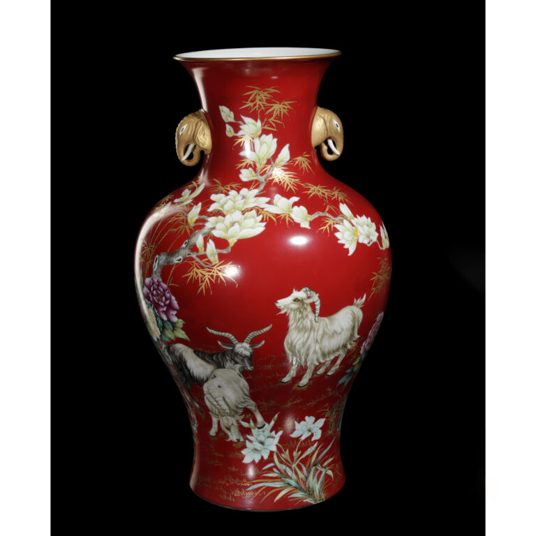 古陶瓷 珊瑚紅地 粉彩描金 三陽開泰 象耳賞瓶 款大清乾隆