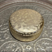 早期 名古屋東京両囗屋是清 槌目紋銅打出鍍金 金工菓子盒